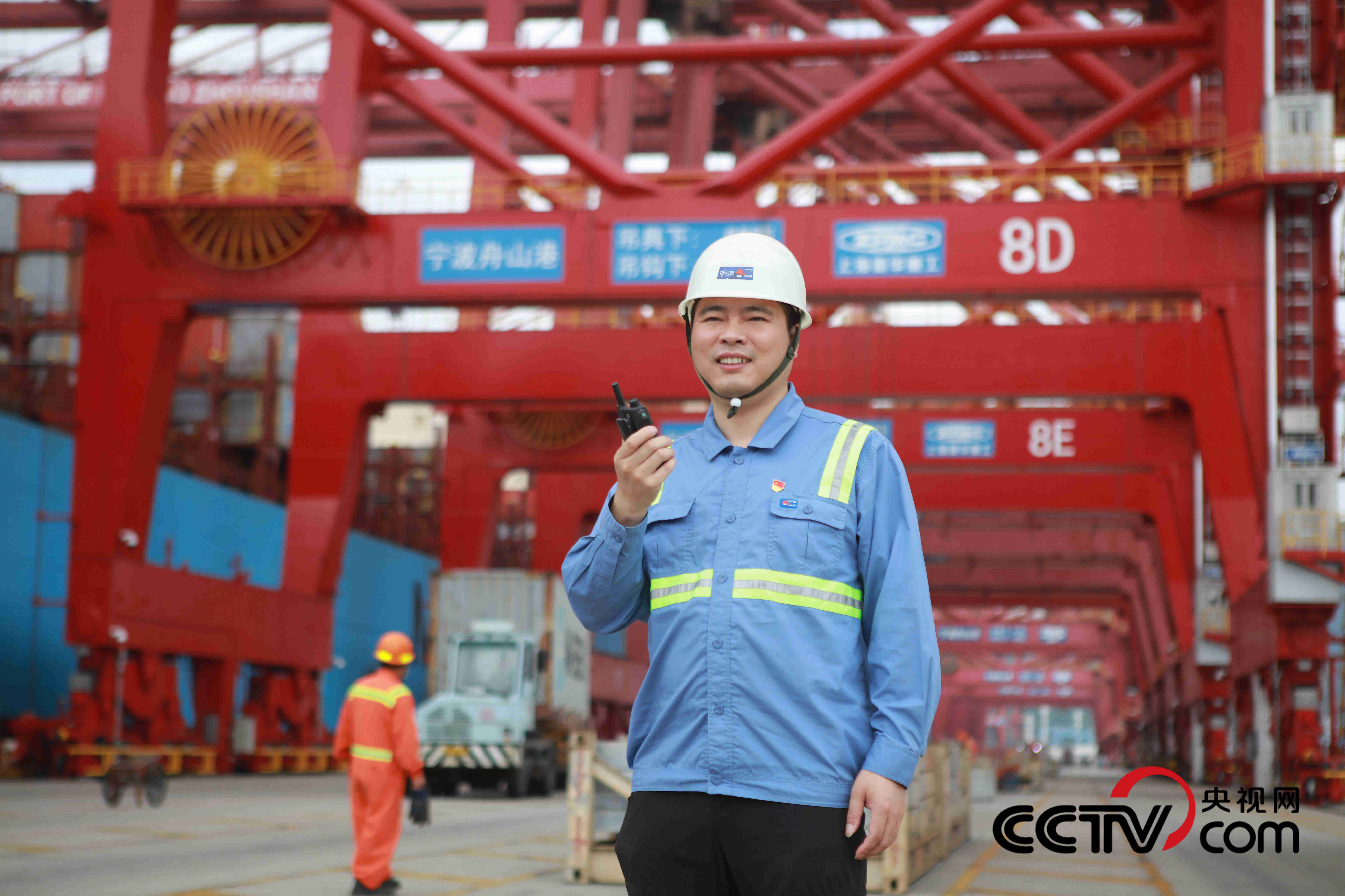 (竺士杰在宁波舟山港 受访者供图)