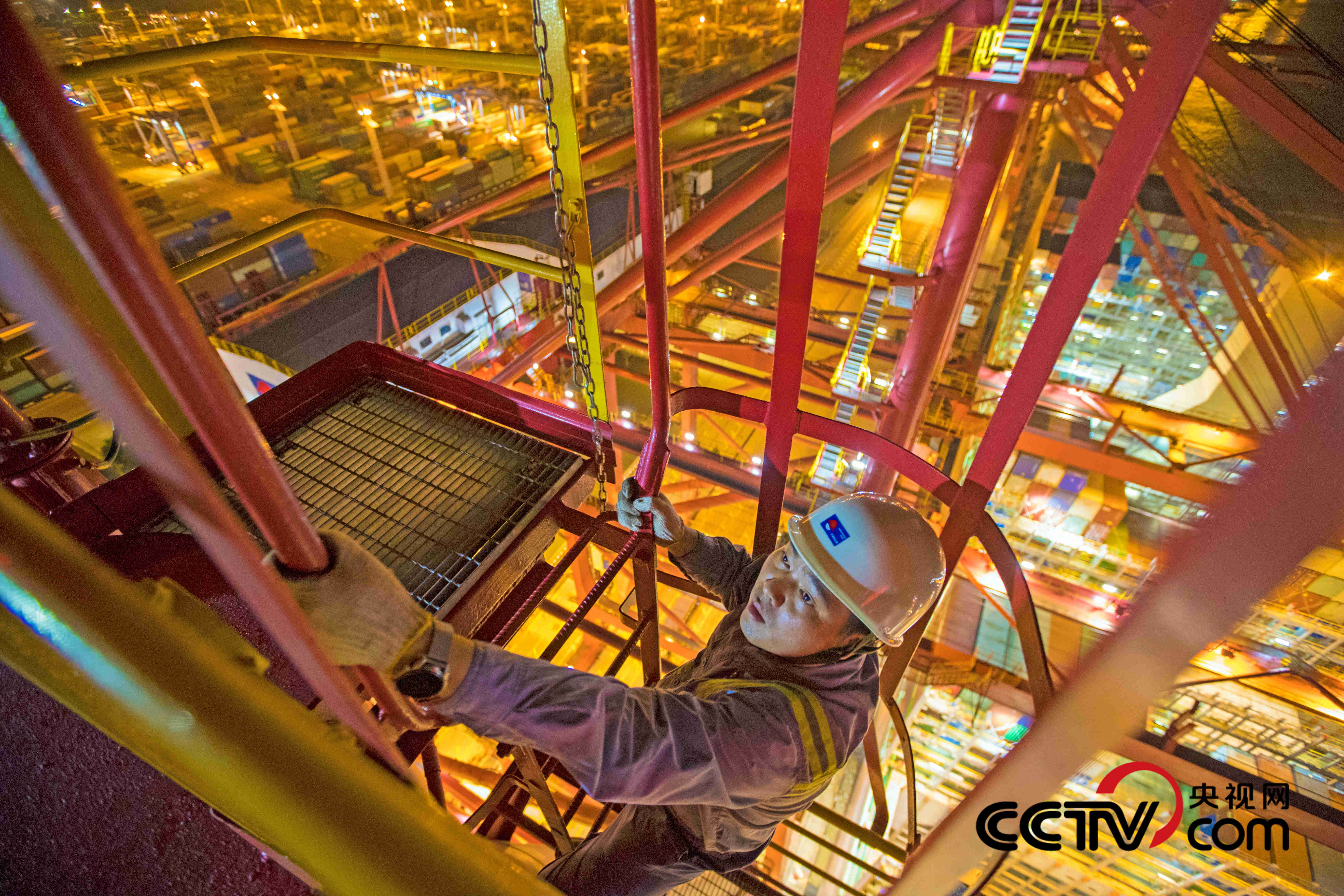 (竺士杰在高空作业 受访者供图)